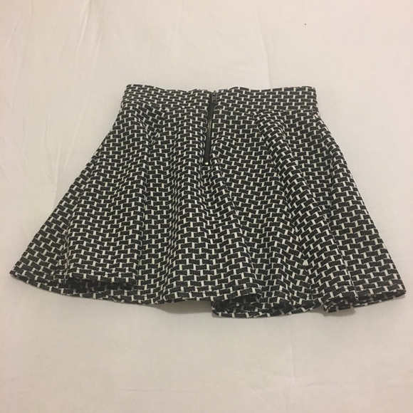 Checkered black and white school girl skirt - Picture 3 of 6
